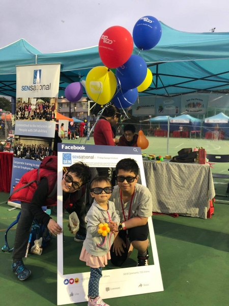 2 parents with their daughter can be seen posing behind the SENsational Facebook post photo frame